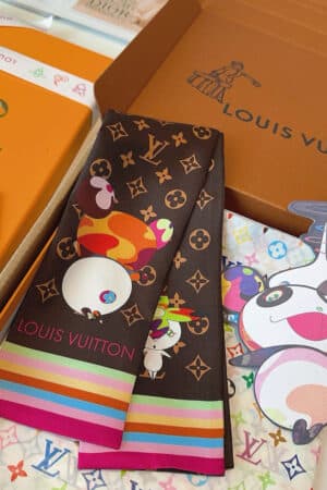 [루이비통] X 무라카미 다카시 브라운 모노그램 캐릭터 방도 스카프