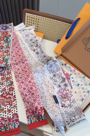 [루이비통] 비비엔 하이드 앤 시크 방도 스카프 (2 COLORS)