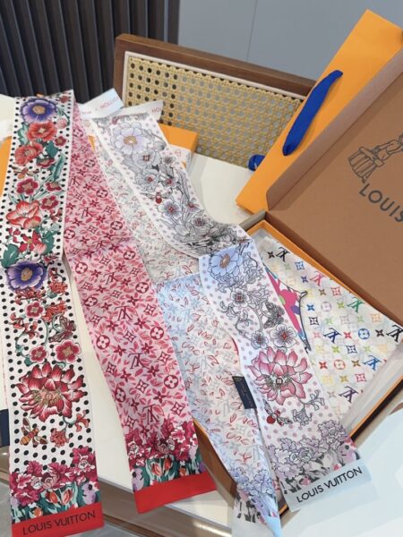 [루이비통] 비비엔 하이드 앤 시크 방도 스카프 (2 COLORS)