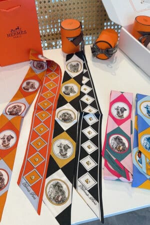 [에르메스] 도그 패밀리 트윌리 스카프 (4 COLORS)