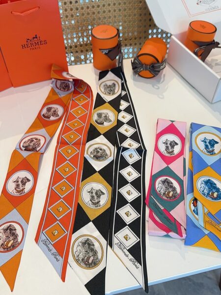 [에르메스] 도그 패밀리 트윌리 스카프 (4 COLORS)