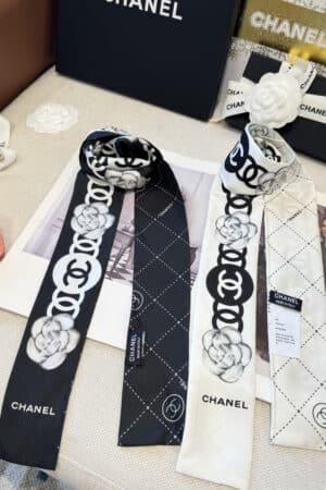 [샤넬] 까멜리아 CC 로고 헤어 밴드 스카프 (2 COLORS)
