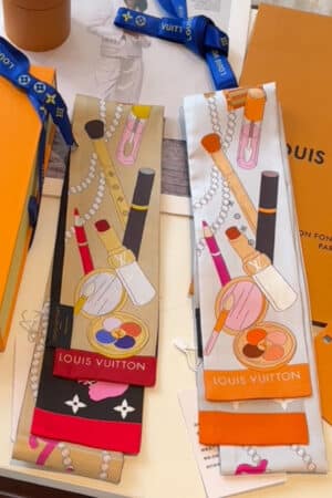 [루이비통] 비 비 마이 밸런타인 방도 스카프 (2 COLORS)