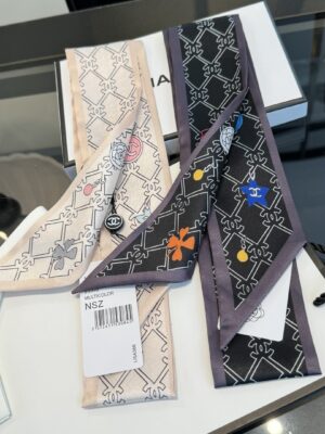 [샤넬] CC 로고 참 실크 헤어 밴드 스카프 (2 COLORS)