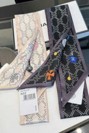 [샤넬] CC 로고 참 실크 헤어 밴드 스카프 (2 COLORS)