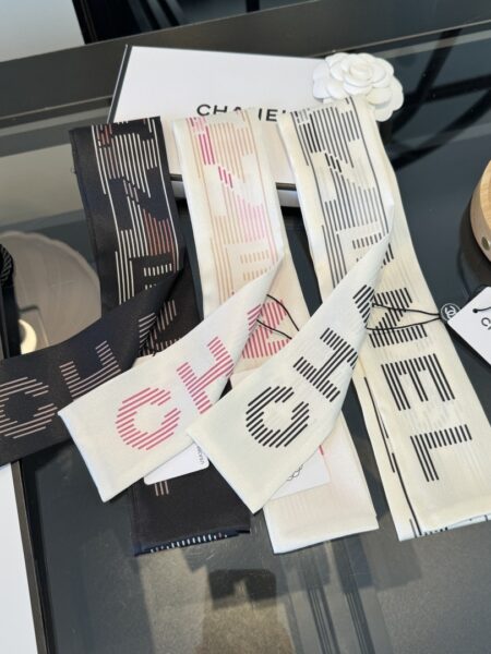 [샤넬] 그래픽 스트라이프 슬림 방도 스카프 (3 COLORS)