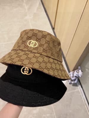 [구찌] GG 캔버스 인터로킹 G 메탈 로고 버킷햇 (2 COLORS)