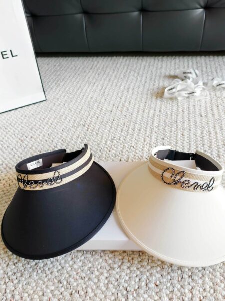 [샤넬] 필기구 로고 라피아 배색 선바이저 (2 COLORS)