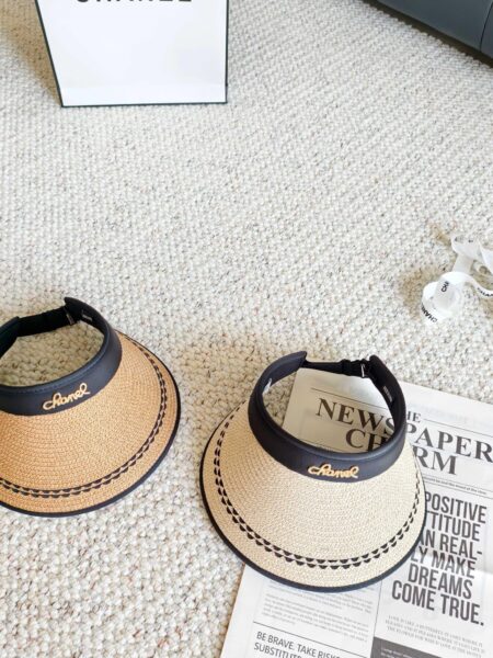 [샤넬] 로고 레터링 라피아 선 바이저 (2 COLORS)