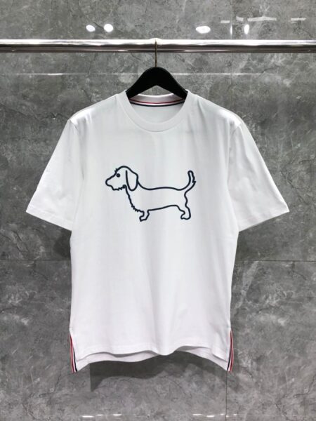 [톰브라운] 헥터 독 프린트 티셔츠 (4 COLORS)