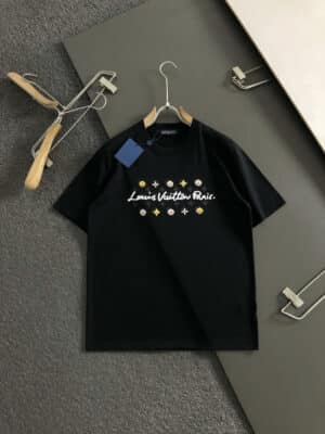 [루이비통] 그래픽 프린트 및 자수 로고 티셔츠