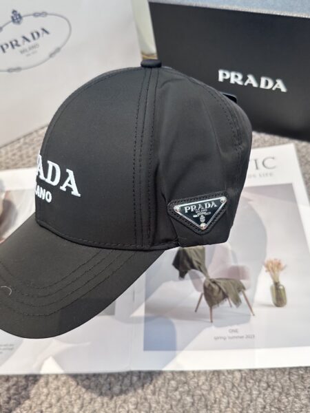 [프라다] 로고 자수 베이스볼 캡 (2 COLOR)
