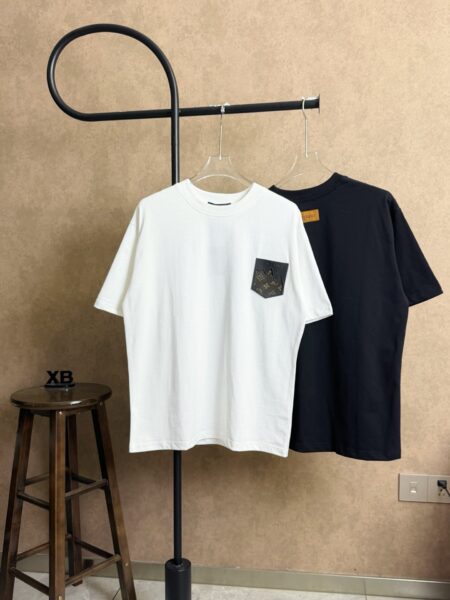 [루이비통] 모노그램 포켓 티셔츠 (2 COLORS)