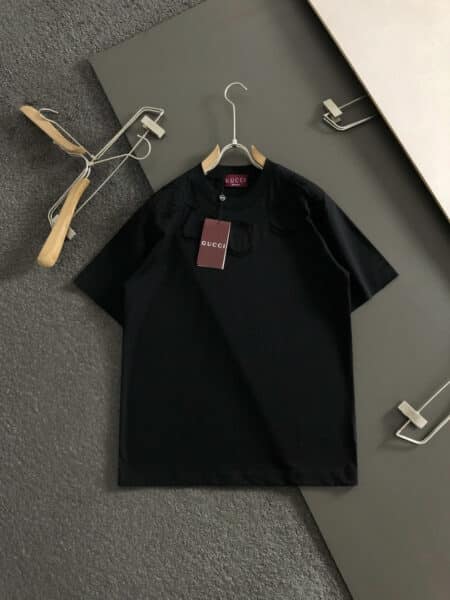 [구찌] 엠보싱 로고 블랙 반팔 티셔츠 (2 COLORS)