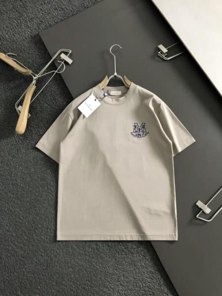 [몽클레어] 로고 자수 베이지 반팔 티셔츠 (3 COLORS)