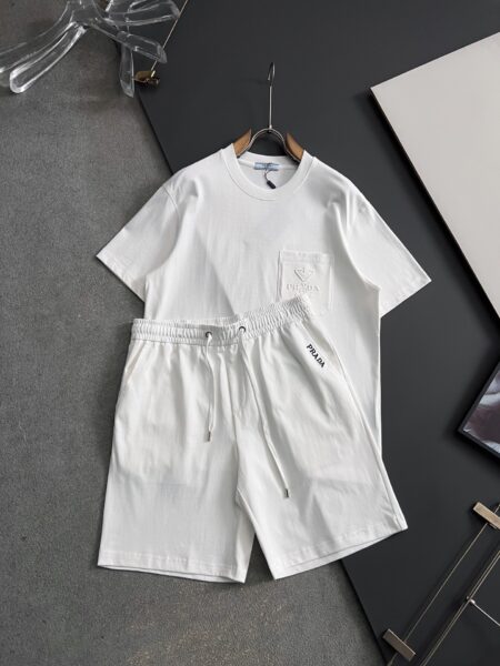 [프라다] 로고 포켓 반팔 티셔츠 & 쇼츠 셋업 (2 COLORS)