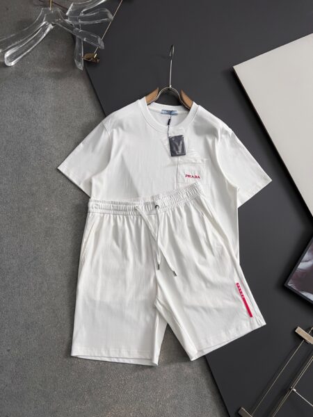[프라다] 리네아 로사 레드 자수 포켓 반팔 & 쇼츠 셋업 (2 COLORS)