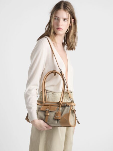 [프라다] 보니 미디엄 린넨 및 가죽 핸드백 1BA426