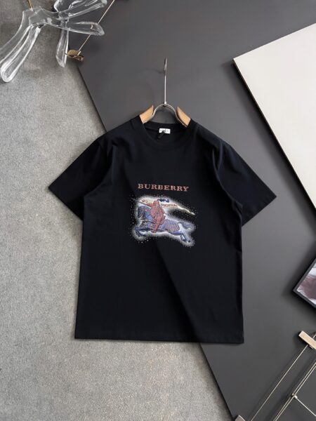 [버버리] EKD 로고 그래픽 반팔 티셔츠 (2 COLORS)