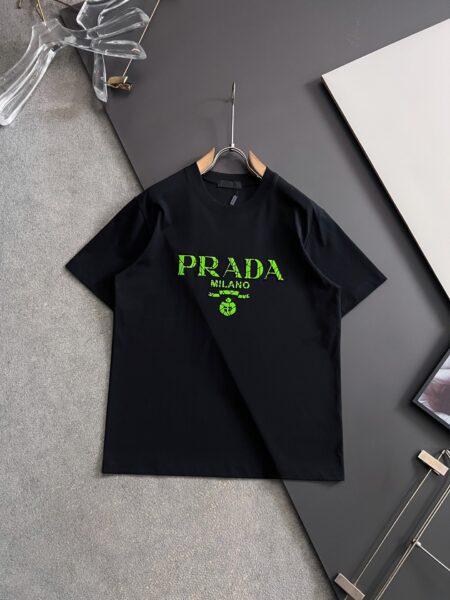 [프라다] 네온 로고 그래픽 반팔 티셔츠 (2 COLORS)