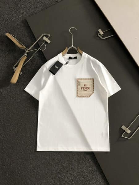 [펜디] FF 로고 지퍼 포켓 프린트 티셔츠 (2 COLORS)