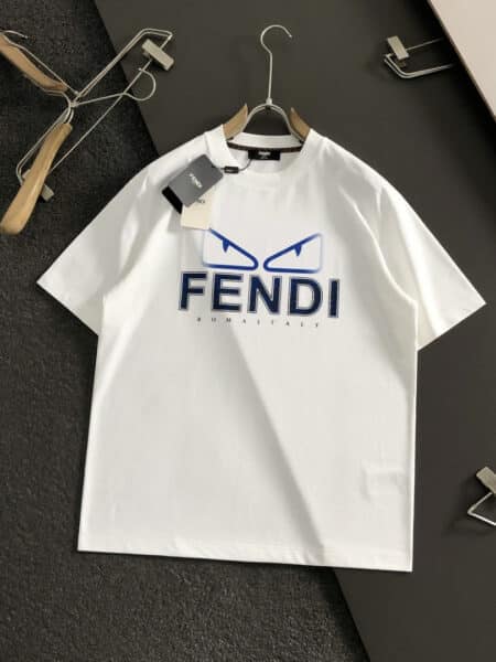 [펜디] 백버그 아이즈 로고 티셔츠 (2 COLORS)