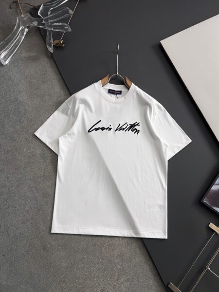 [루이비통] 시그니처 자수 티셔츠 (2 COLORS)