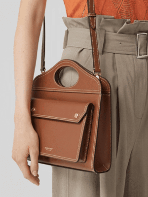 [버버리] 미니 포켓 레더 토트백 8014776