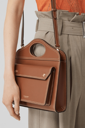 [버버리] 미니 포켓 레더 토트백 8014776