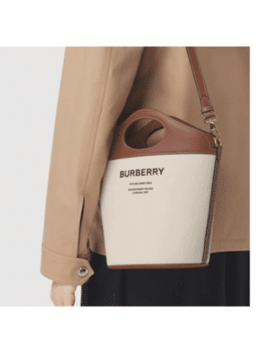 [버버리] 투톤 캔버스 레더 포켓 버킷백 80462421