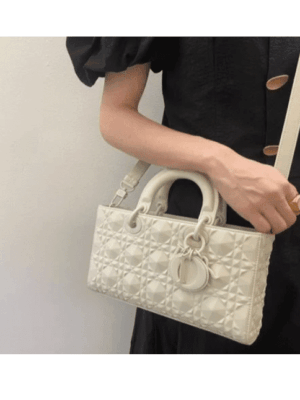 [디올] 레이디 디 조이 다이아몬드 모티브 미디엄 백 M0540SNEA