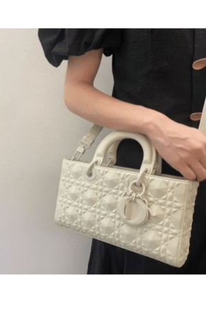 [디올] 레이디 디 조이 다이아몬드 모티브 미디엄 백 M0540SNEA