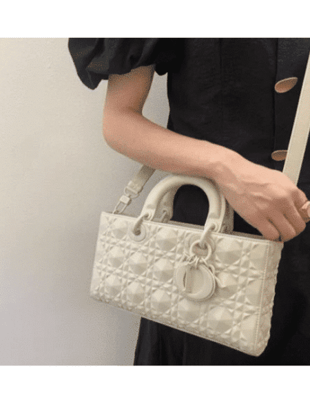 [디올] 레이디 디 조이 다이아몬드 모티브 미디엄 백 M0540SNEA