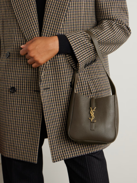 [생로랑] 그레인 가죽 소재의 유연한 LE 5 À 7 베이비백 809461