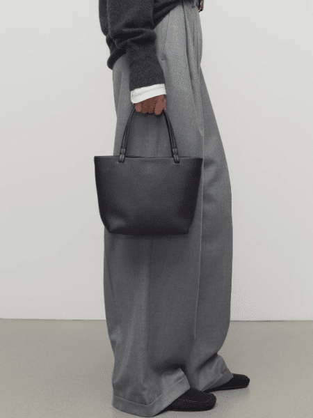 [더 로우] 파크백 스몰 스모크드 토프