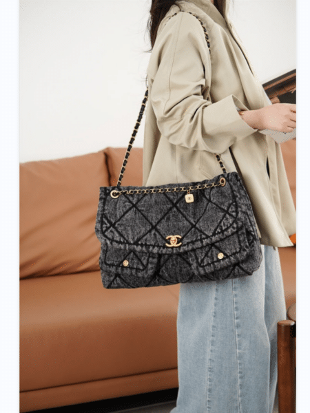 [샤넬] 맥시 플랩백 워시드데님 AS5727