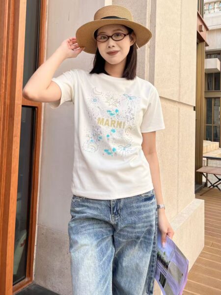 [마르니] 자수 장식 티셔츠 (2 COLORS)