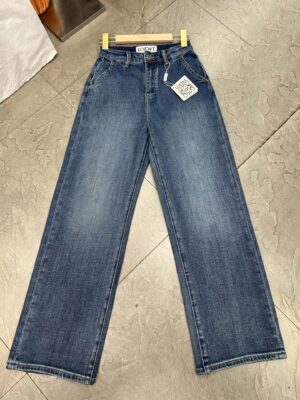 [로에베] 백 포켓에 자수 로고 디테일이 더해진 데님 진