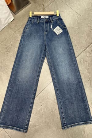 [로에베] 백 포켓에 자수 로고 디테일이 더해진 데님 진