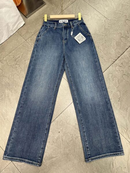 [로에베] 백 포켓에 자수 로고 디테일이 더해진 데님 진