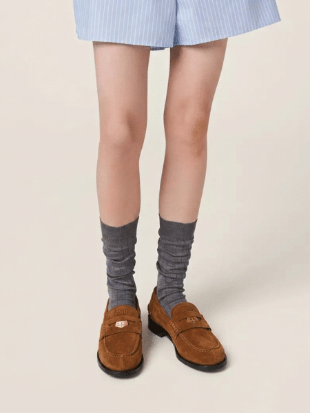 [미우미우] 로고 플라크 스웨이드 로퍼 (2 COLORS)