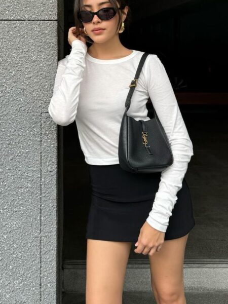 [생로랑] 그레인 가죽 소재의 유연한 LE 5 À 7 베이비백 809461