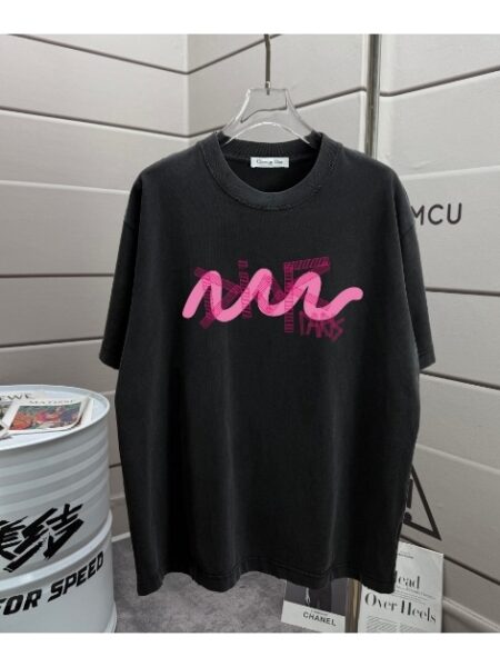 [디올] 핑크 그래피티 로고 티셔츠 (4 COLORS)