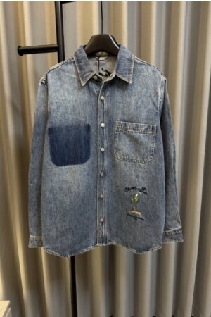 [디올] 클래식 은방울꽃 임브로이더드 데님 셔츠