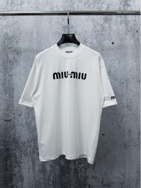 [미우미우] 로고 프린트 반팔 티셔츠 (2 COLORS)