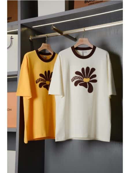 [버버리] 플라워 로고 프린팅 반팔 티셔츠 (2 COLORS)
