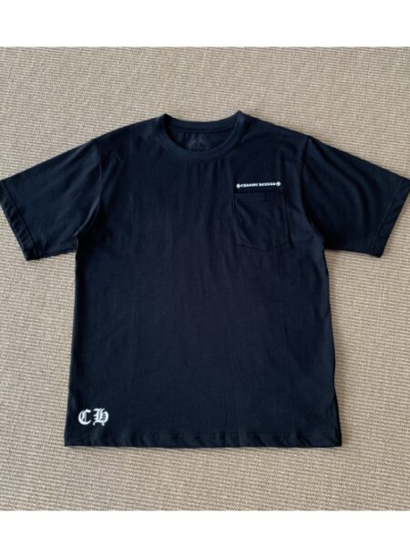 [크롬하츠] 스크롤 로고 포켓 반팔 티셔츠