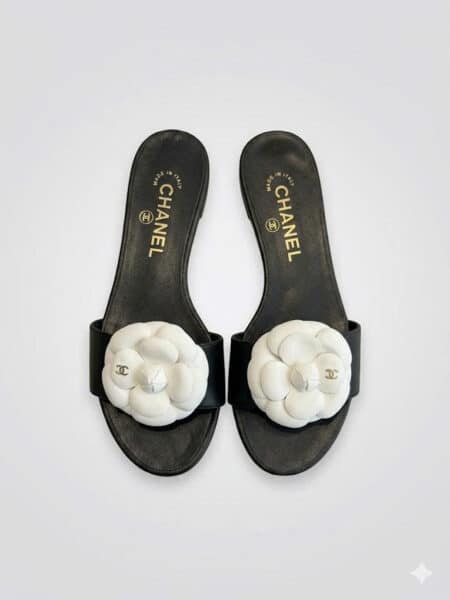 [샤넬] 2026 빈티지 무드 까멜리아 플랫 샌들 (Camellia Sliders)