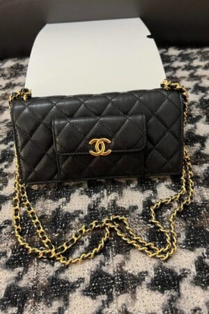 [샤넬] 22시즌 공방 포켓 WOC 체인 A68088