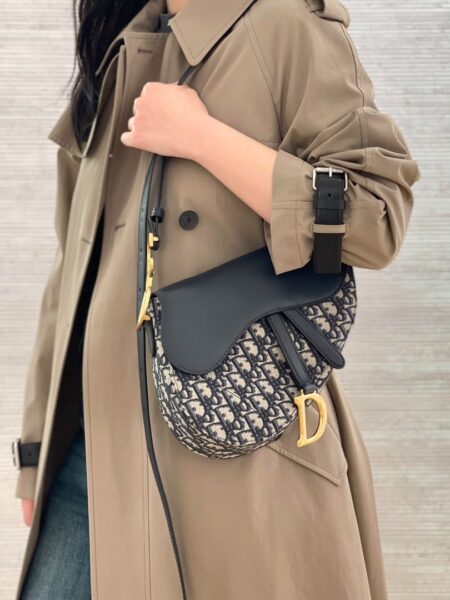 [디올] 새들 미디엄 스트랩 소프트백 M0466CDSS